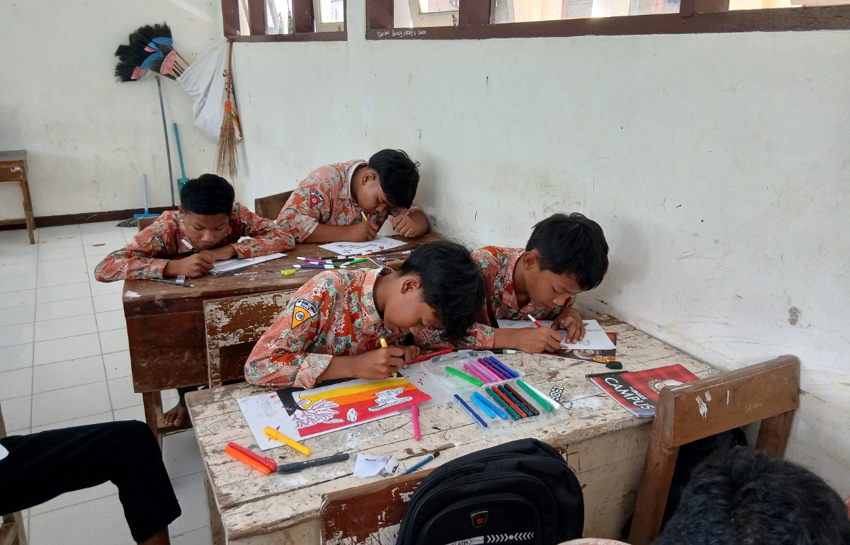 Education for Every Child showing NGO teaching underprivileged children in India classroom